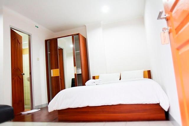 Hotel Lotus Бандунг Экстерьер фото