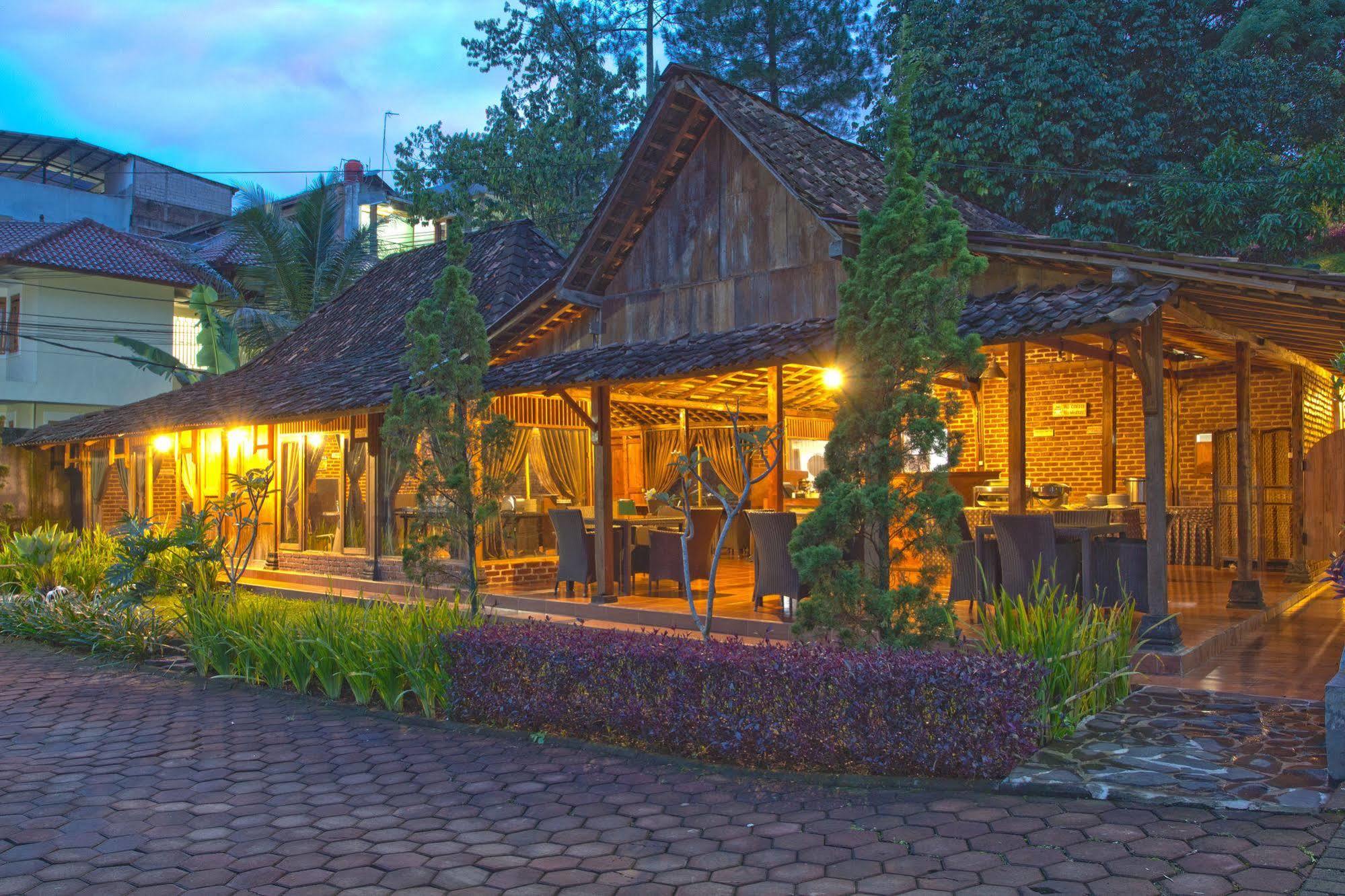Hotel Lotus Бандунг Экстерьер фото