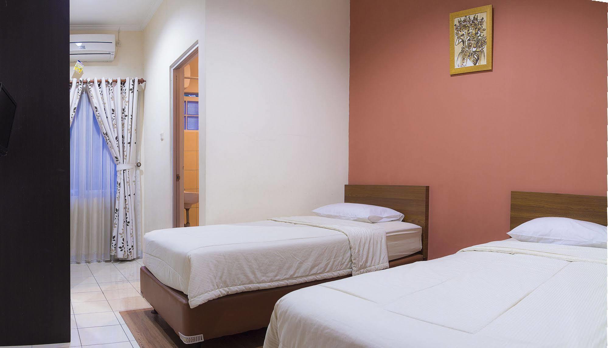 Hotel Lotus Бандунг Экстерьер фото